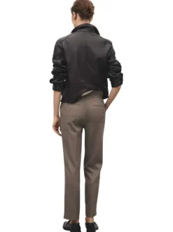 Pantalon chino taupe à motif chevronné avec une coupe droite