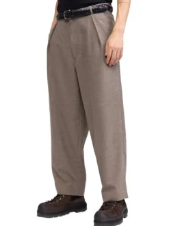 Pantalon Chino taupe pourvu d'une coupe ample et de passants pour la ceinture
