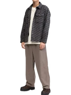 Pantalon Chino taupe pourvu d'une coupe ample et de passants pour la ceinture