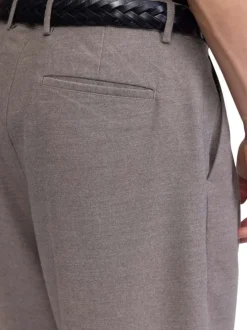 Pantalon Chino taupe pourvu d'une coupe ample et de passants pour la ceinture