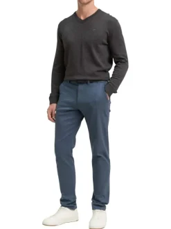 Pantalon Chino Traveler en coton bleu uni avec une coupe slim