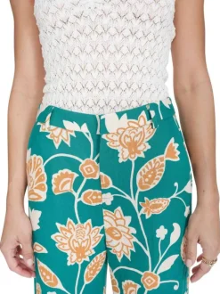 Pantalon chino vert avec des motifs floraux et une coupe flare