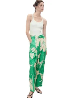 Pantalon chino vert imprimé avec une coupe droite et une ceinture amovible