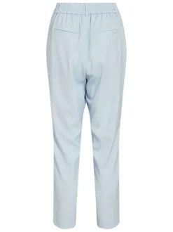Pantalon ciel uni avec une coupe cigarette et une taille intermédiaire