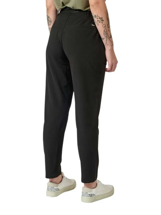 Pantalon Clay noir uni avec une coupe mom et une taille haute