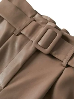 Pantalon Elle taupe en simili cuir avec une coupe droite