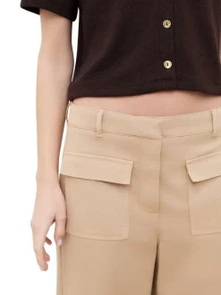 Pantalon en coton beige à coupe ample pourvu de poches à rabats