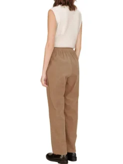 Pantalon en coton beige en velours côtelé avec une coupe droite