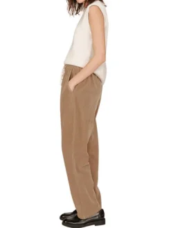 Pantalon en coton beige en velours côtelé avec une coupe droite