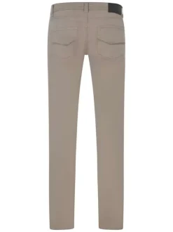 Pantalon en coton beige uni avec une coupe tapered et un patch de la marque