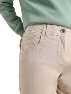 Pantalon en coton beige uni pourvu d'une coupe doite et de multiples poches