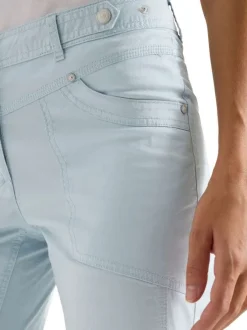 Pantalon en coton bleu uni avec une coupe slim et fermeture à boutons