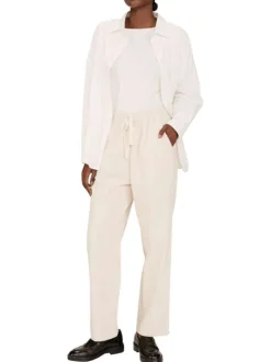 Pantalon en coton écru en velours côtelé avec une coupe droite