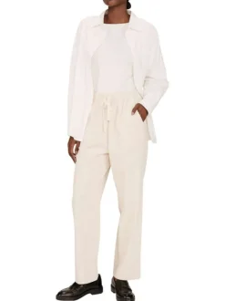 Pantalon en coton écru en velours côtelé avec une coupe droite