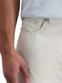 Pantalon en coton écru uni avec une coupe ajustée et des poches à l'italienne