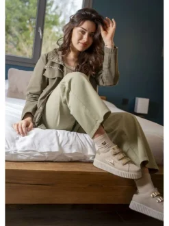 Pantalon en coton kaki uni avec une coupe large et une ceinture à la taille