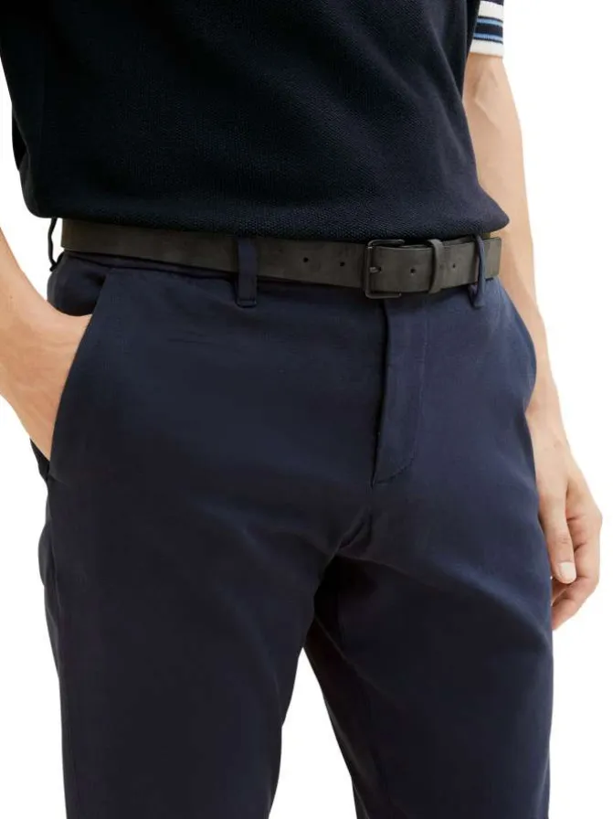Pantalon en coton marine avec une ceinture à la taille et une coupe slim
