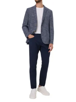 Pantalon en coton marine uni avec une coupe tapered et un patch de la marque