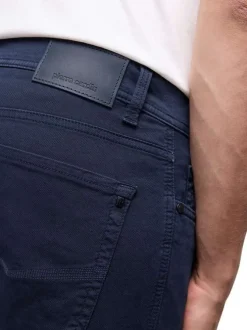Pantalon en coton marine uni avec une coupe tapered et un patch de la marque