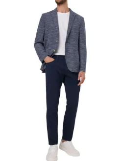 Pantalon en coton marine uni avec une coupe tapered et un patch de la marque