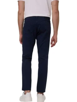 Pantalon en coton marine uni avec une coupe tapered et un patch de la marque