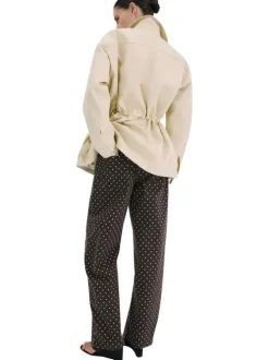 Pantalon en coton marron à pois pourvu de passants pour la ceinture