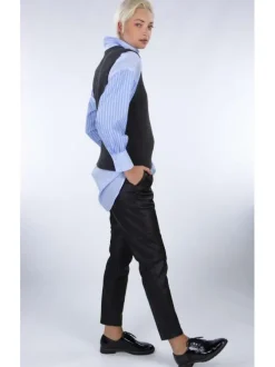 Pantalon en simili cuir noir uni avec une coupe droite