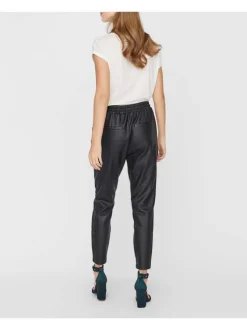 Pantalon en simili cuir noir uni avec une coupe droite