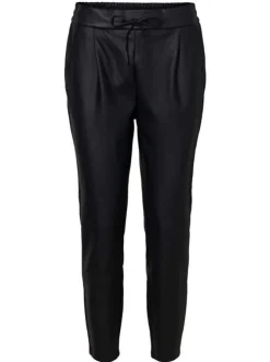 Pantalon en simili cuir noir uni avec une coupe droite
