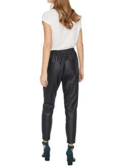 Pantalon en simili cuir noir uni avec une coupe droite