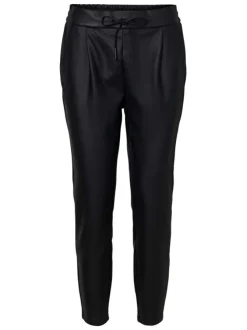 Pantalon en simili cuir noir uni avec une coupe droite