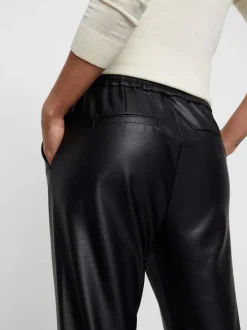 Pantalon en simili cuir noir uni avec une coupe droite