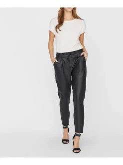 Pantalon en simili cuir noir uni avec une coupe droite