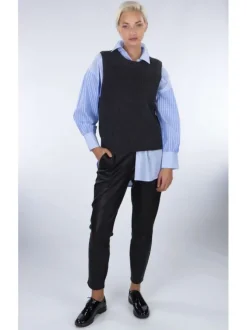 Pantalon en simili cuir noir uni avec une coupe droite