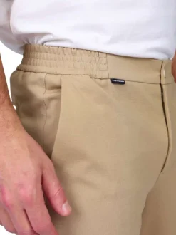 Pantalon jogging beige uni avec une coupe droite et une taille élastiquée
