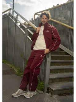 Pantalon jogging bordeaux uni pourvu d'une taille élastiquée