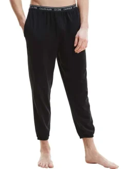 Pantalon Jogging noir uni avec une coupe slim et des poches latérales