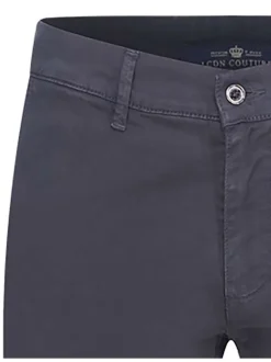 Pantalon marine avec une coupe chino