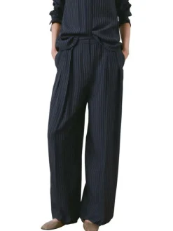 Pantalon marine à rayures blanches avec une coupe bootcut et 4 poches