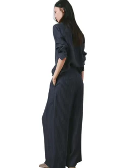 Pantalon marine à rayures blanches avec une coupe bootcut et 4 poches