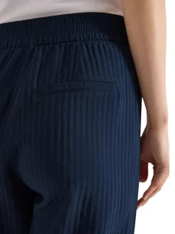 Pantalon marine uni pourvu d'une fermeture avec ceinture amovible assortie