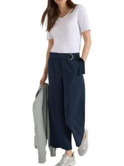 Pantalon marine uni pourvu d'une fermeture avec ceinture amovible assortie