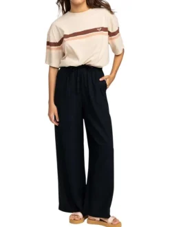 Pantalon noir à coupe ample pourvu de poches plaquées sur les côtés
