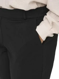 Pantalon noir coupe bootcut pourvu de passants pour la ceinture