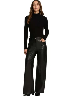 Pantalon noir en simili cuir avec une coupe flare à zip et bouton