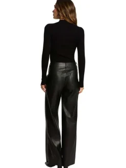 Pantalon noir en simili cuir avec une coupe flare à zip et bouton