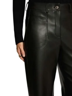 Pantalon noir en simili cuir avec une coupe flare à zip et bouton