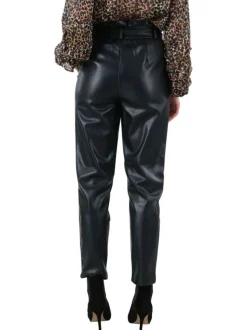 Pantalon noir en similicuir avec une coupe regular fit et 2 poches latérales