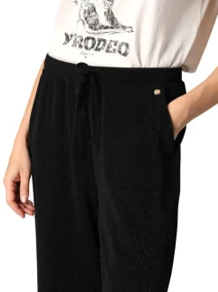 Pantalon noir uni avec deux poches plaquées et une coupe évasée
