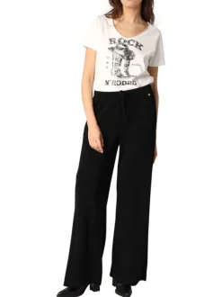 Pantalon noir uni avec deux poches plaquées et une coupe évasée